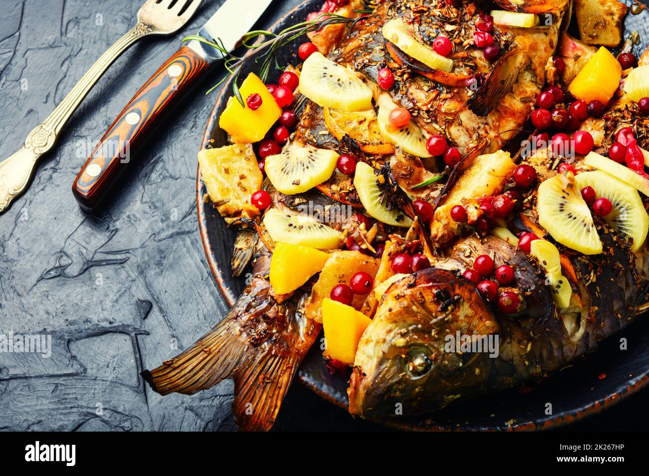 Zubereiteter Fischkarpfen mit Früchten. Stockfoto