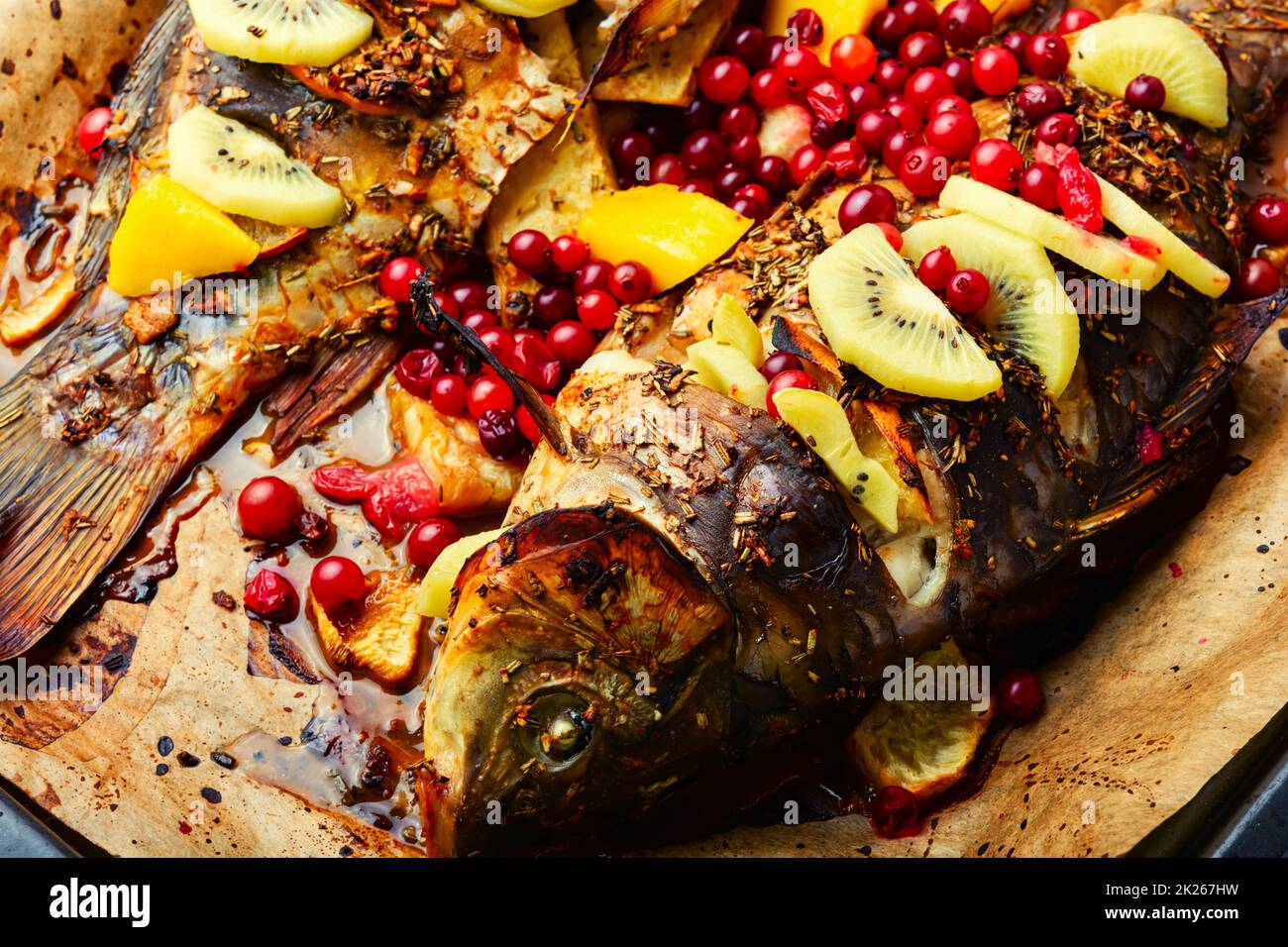 Zubereiteter Fischkarpfen mit Früchten. Stockfoto