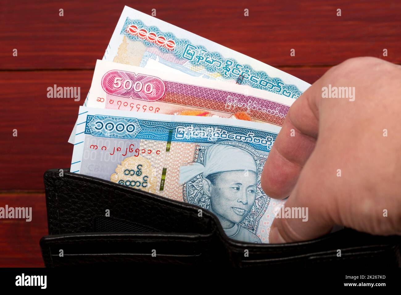 Geld aus Myanmar in der schwarzen Brieftasche. Stockfoto
