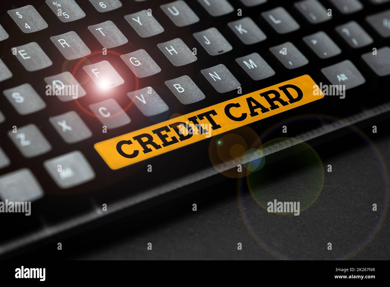 Textzeichen mit Kreditkarte. Geschäftsansatz eine elektronische und plastische Zahlungsmethode für den Kauf von Waren, die sich mit Online-Freunden verbindet und Bekanntschaften im Internet macht Stockfoto