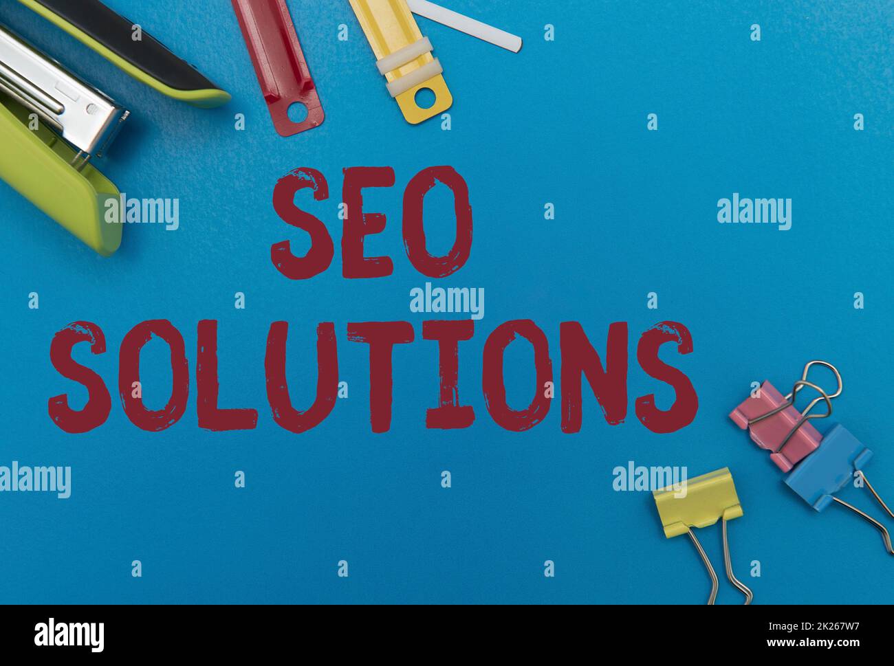 Handschriftliches Schild Seo Solutions. Wort, das auf der Suchmaschinenergebnisseite geschrieben wird, erhöht die Besucherzahlen durch Rankings Blitzlehrer Bürobedarf, Lehrersammlungen, Schreibwerkzeuge Stockfoto