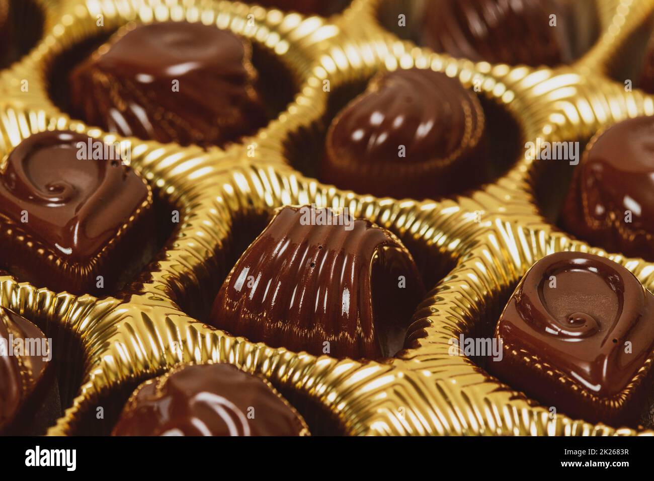 Sorte Art von Schokoladenpralinen in einer goldenen Schachtel Stockfoto