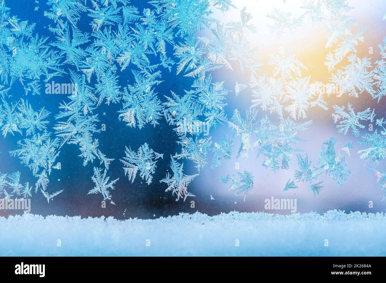 Richtig schöne Schneeflocke auf dem Fensterglas Stockfoto