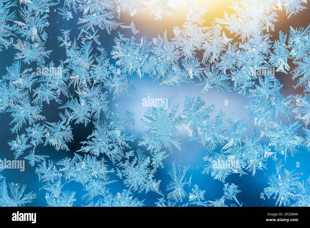 Wunderschöne knusprige Froststruktur auf einem Fenster Stockfoto