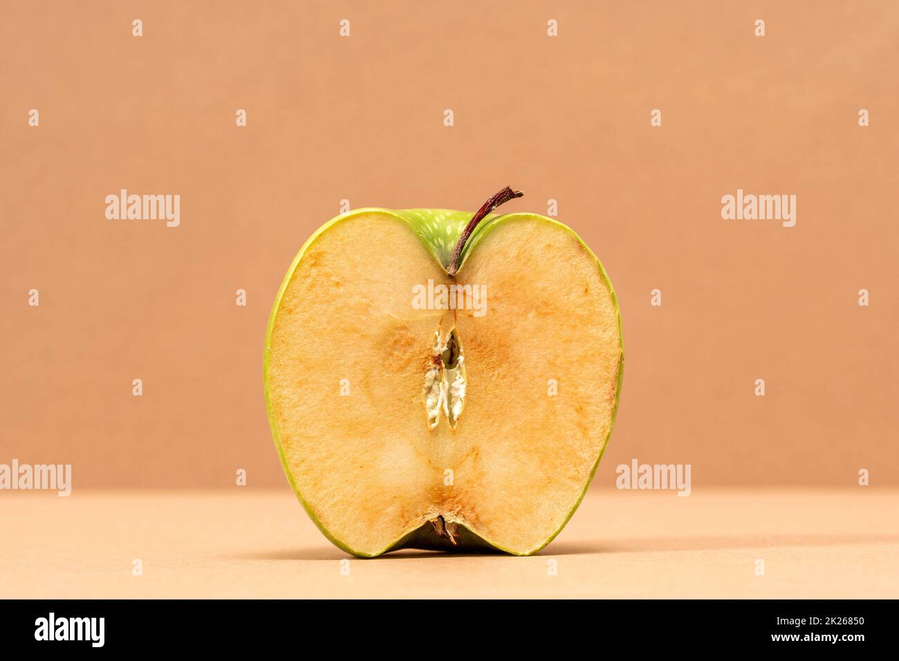 Einen halben grünen Apfel Stockfoto