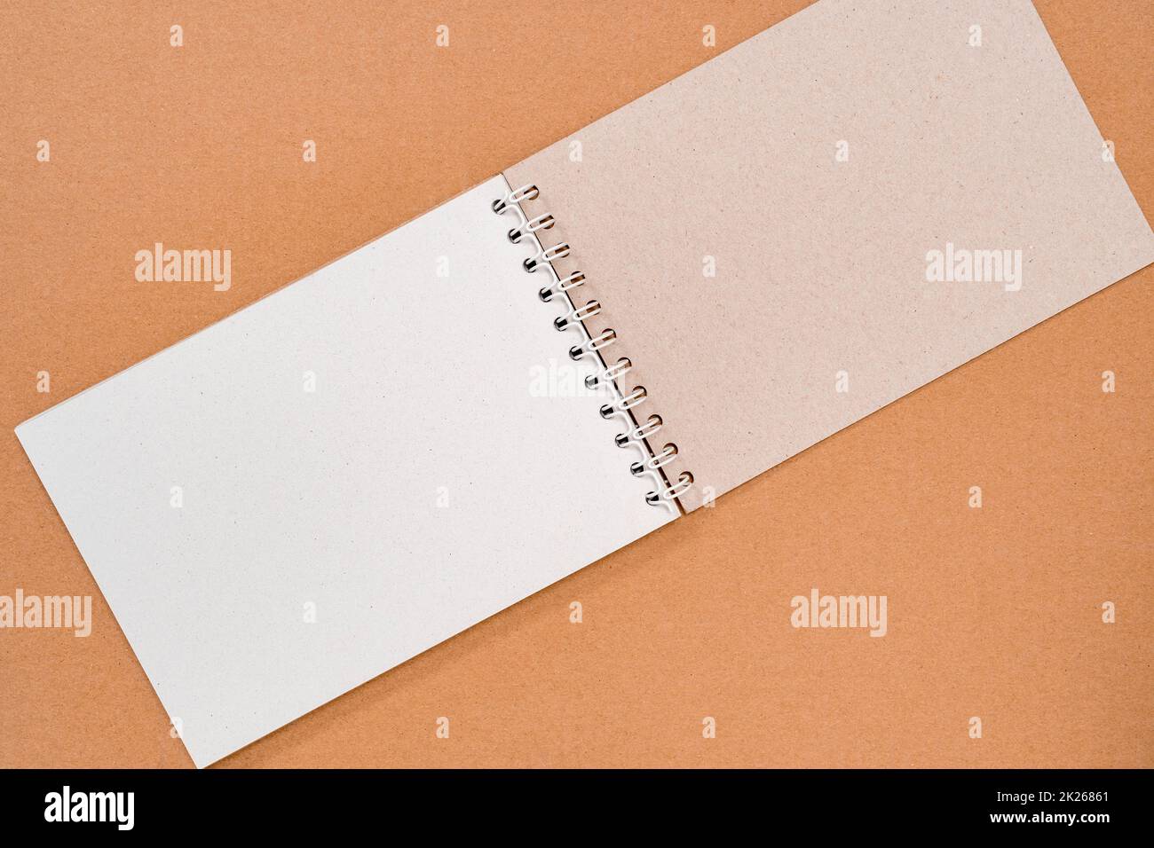 Spiral gebundenes Notizbuch mit leeren Seiten Stockfoto