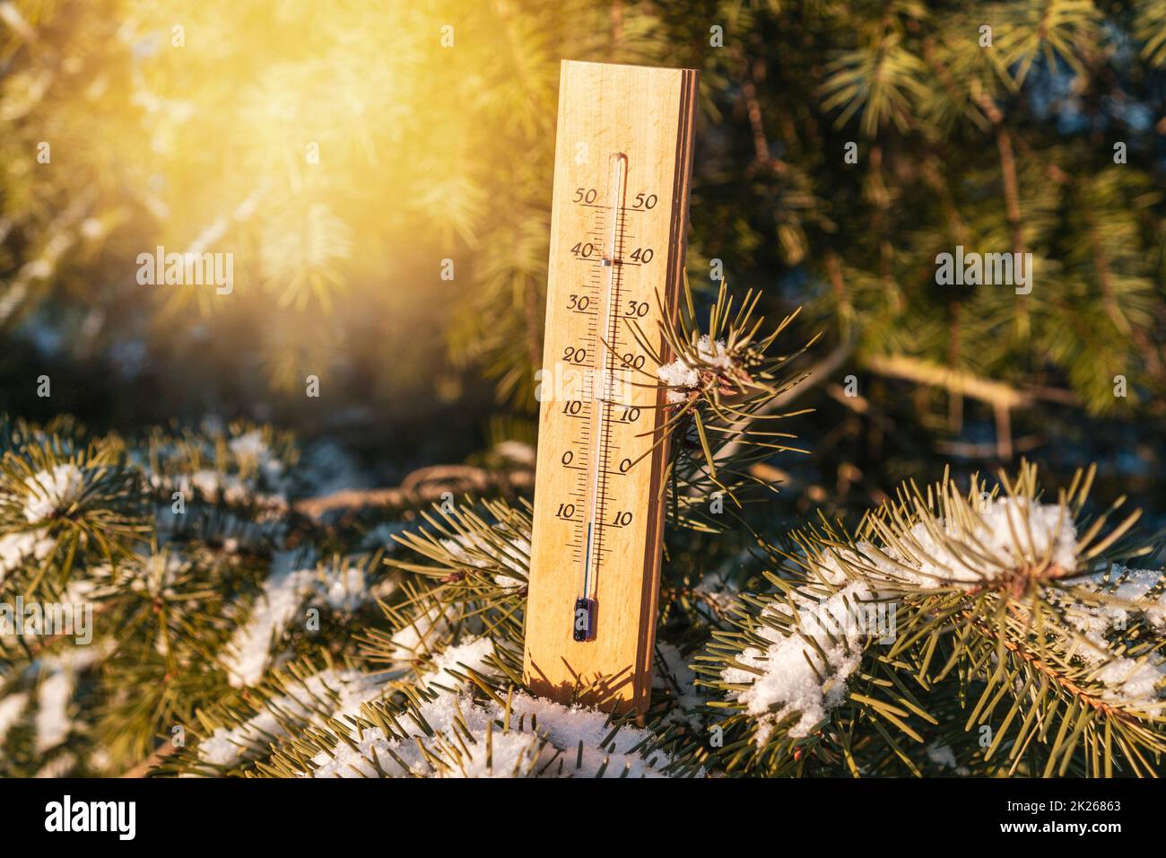 Das Thermometer für den Außenbereich erreicht minus 10 zehn Grad Stockfoto
