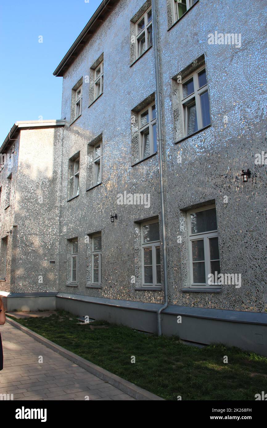 Gebäude mit verspiegelten Wänden. Fassade eines Gebäudes aus Spiegelfragmenten Stockfoto