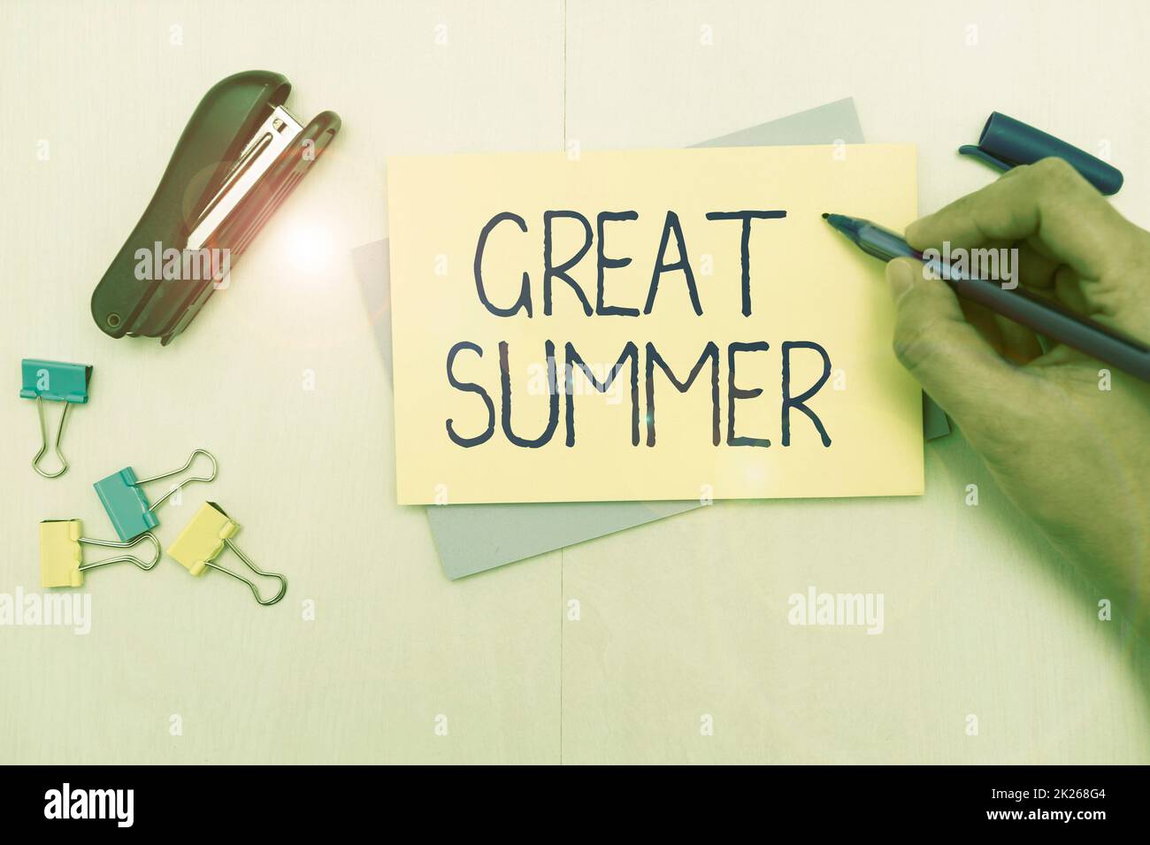 Schreiben mit Text Great Summer. Geschäftsidee Fun Good Sunshine zum Strand gehen, blitzblanke Schulbedarf im Freien genießen, Lehrersammlungen, Schreibwerkzeuge Stockfoto