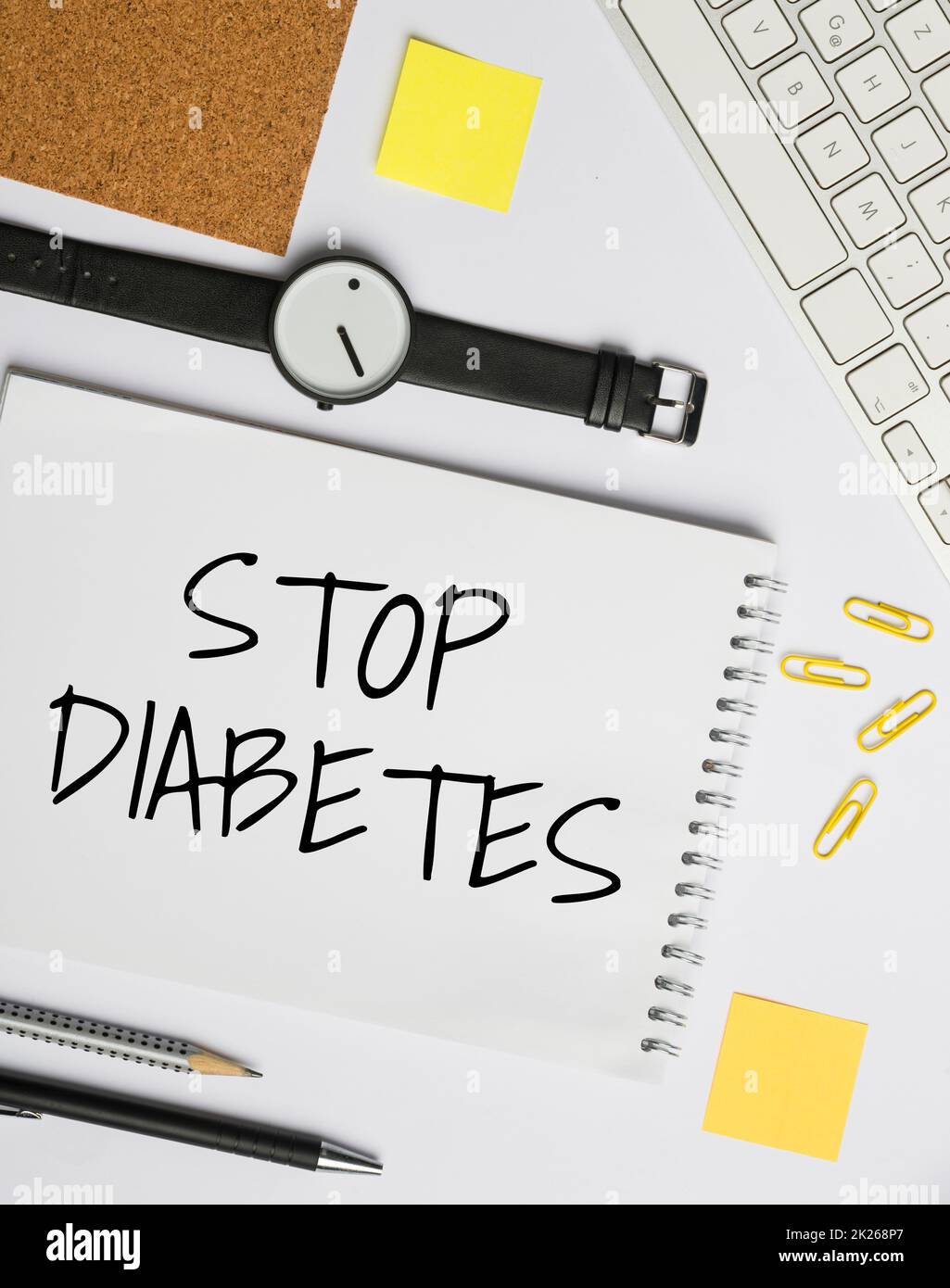 Begrifflicher Titel Stop Diabetes. Wort geschrieben auf Blut Zuckerspiegel ist höher als normal Injizieren Insulin Blitzlehrer Schule Bürobedarf, Lehrersammlung, Schreibwerkzeuge Stockfoto