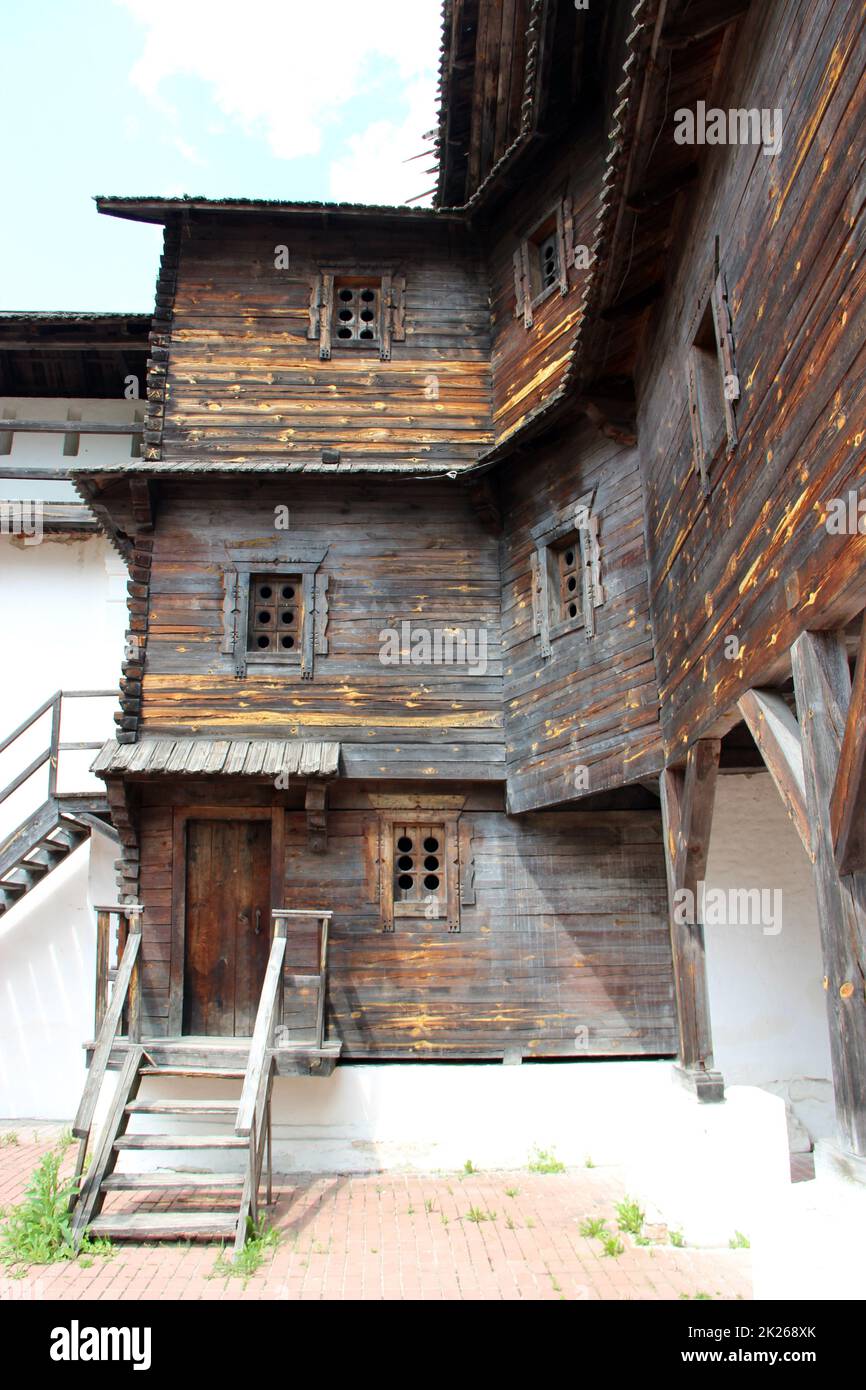 Alte slawische Holzfestung in Novhorod-Siverskii. Altes Holzhaus Stockfoto