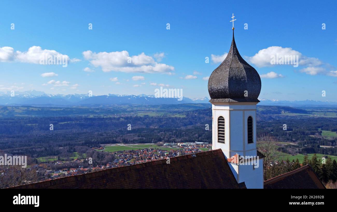 Luftaufnahme mit einer Drohne der Wallfahrtskirche der Marienhimmelfahrt auf dem Hohen Peienberg in Bayern Stockfoto