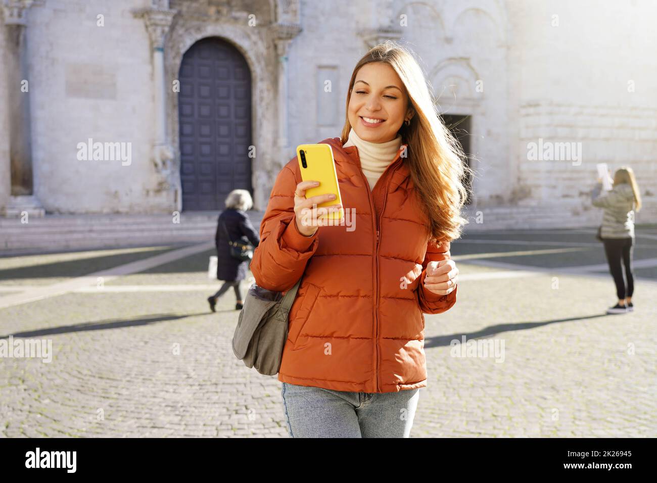 Tourist Frau hält Handy mit St. Nikolaus Basilika von Bari auf dem Hintergrund Stockfoto