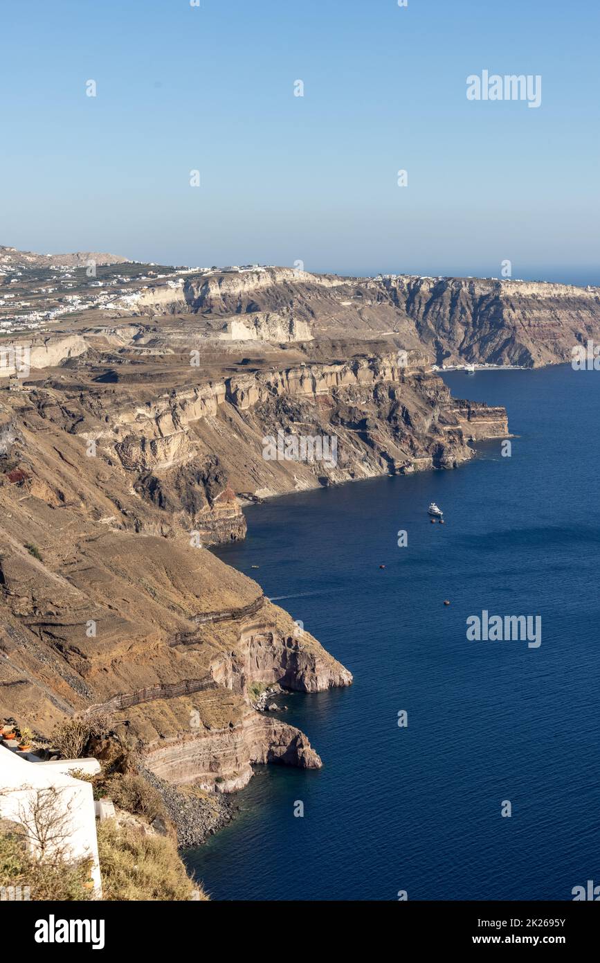 Panoramablick auf die Caldera-Klippen von Santorini vom Dorf Imerovigli auf der Insel Santorini, Griechenland Stockfoto