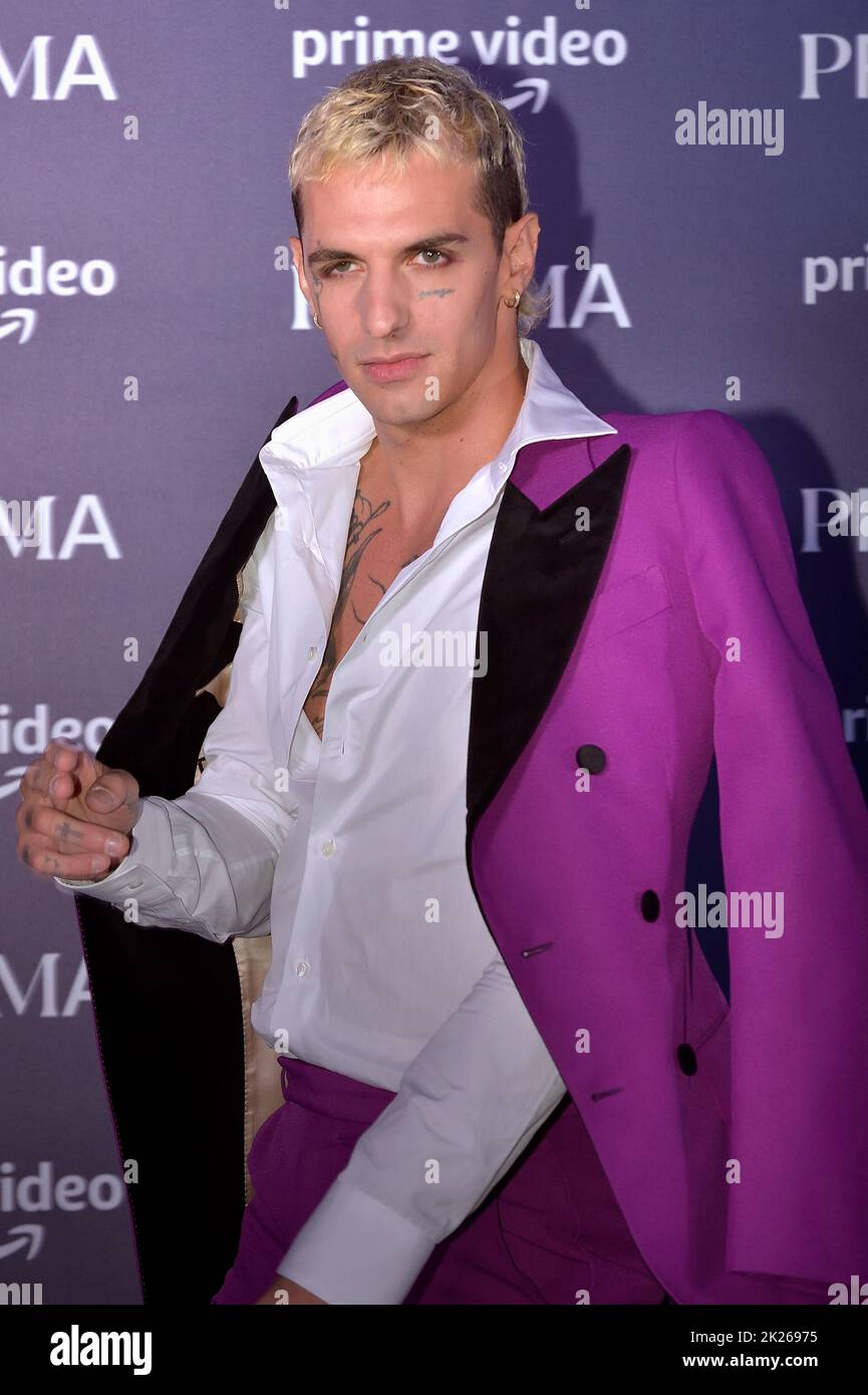 Die italienische Sängerin Lauro De Marinis aka Achille Lauro nimmt an