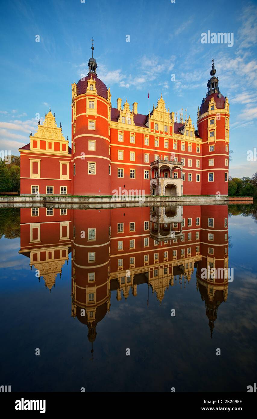 Bad Muskau - Schloss Muskau und Muskau-Park - Spiegelreflexion, Spiegelung im Wasser Stockfoto