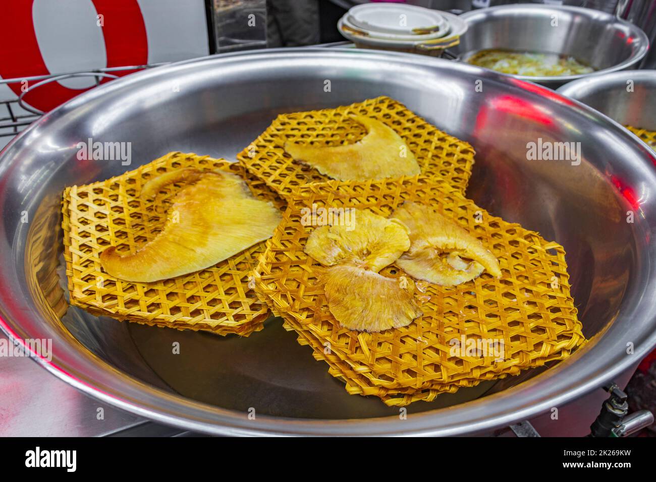 Auswahl an thailändischen Gerichten, Meeresfrüchten und chinesischer Küche auf dem Street Food Markt in China Town, Bangkok, Thailand. Stockfoto