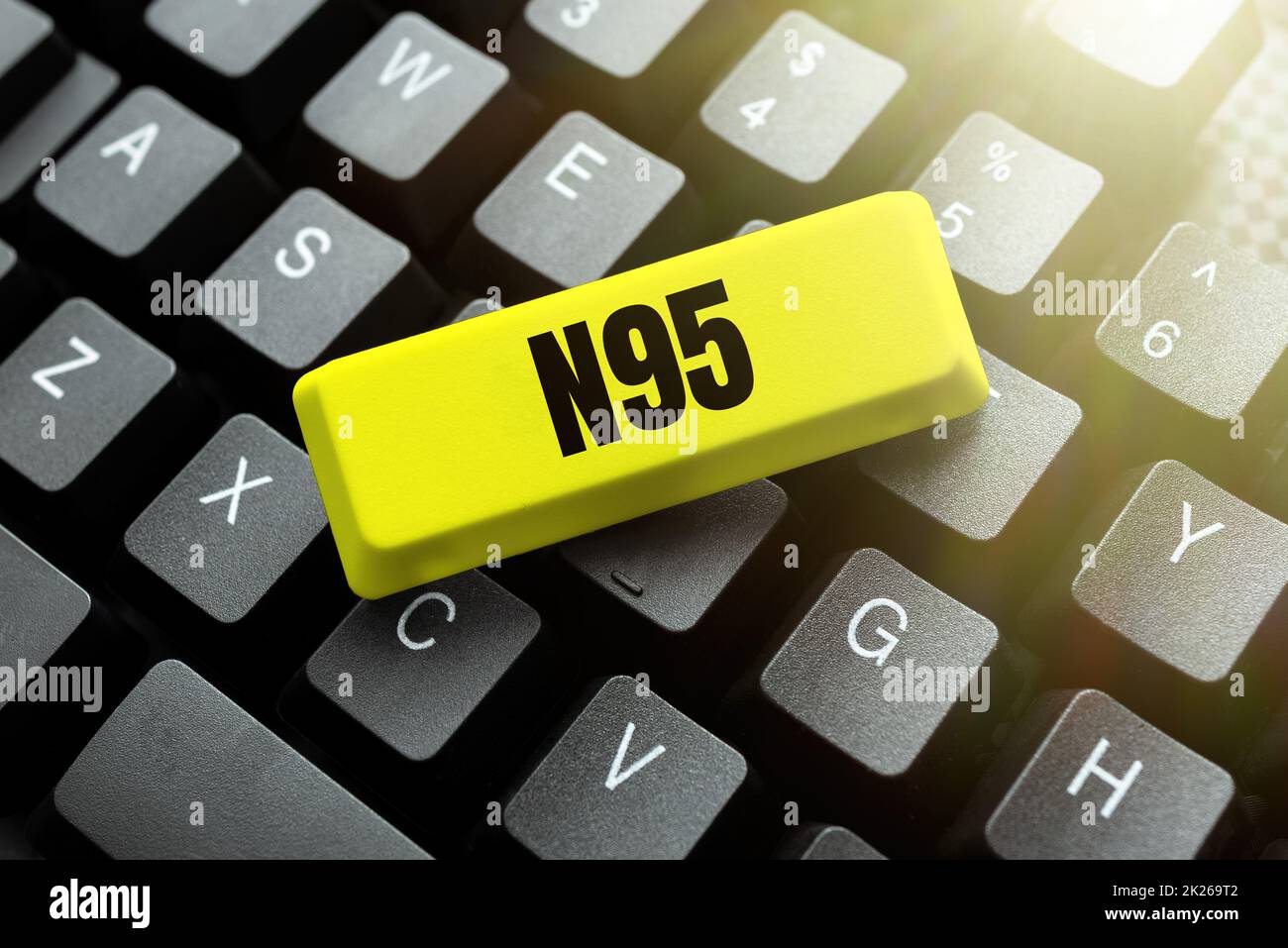 Schild zeigt N95 an. Text auf persönlicher Schutzausrüstung, die zum Schutz des Trägers beim Tippen von Online-Website-Informationen, Bearbeiten und Aktualisieren des E-Book-Inhalts verwendet wird Stockfoto