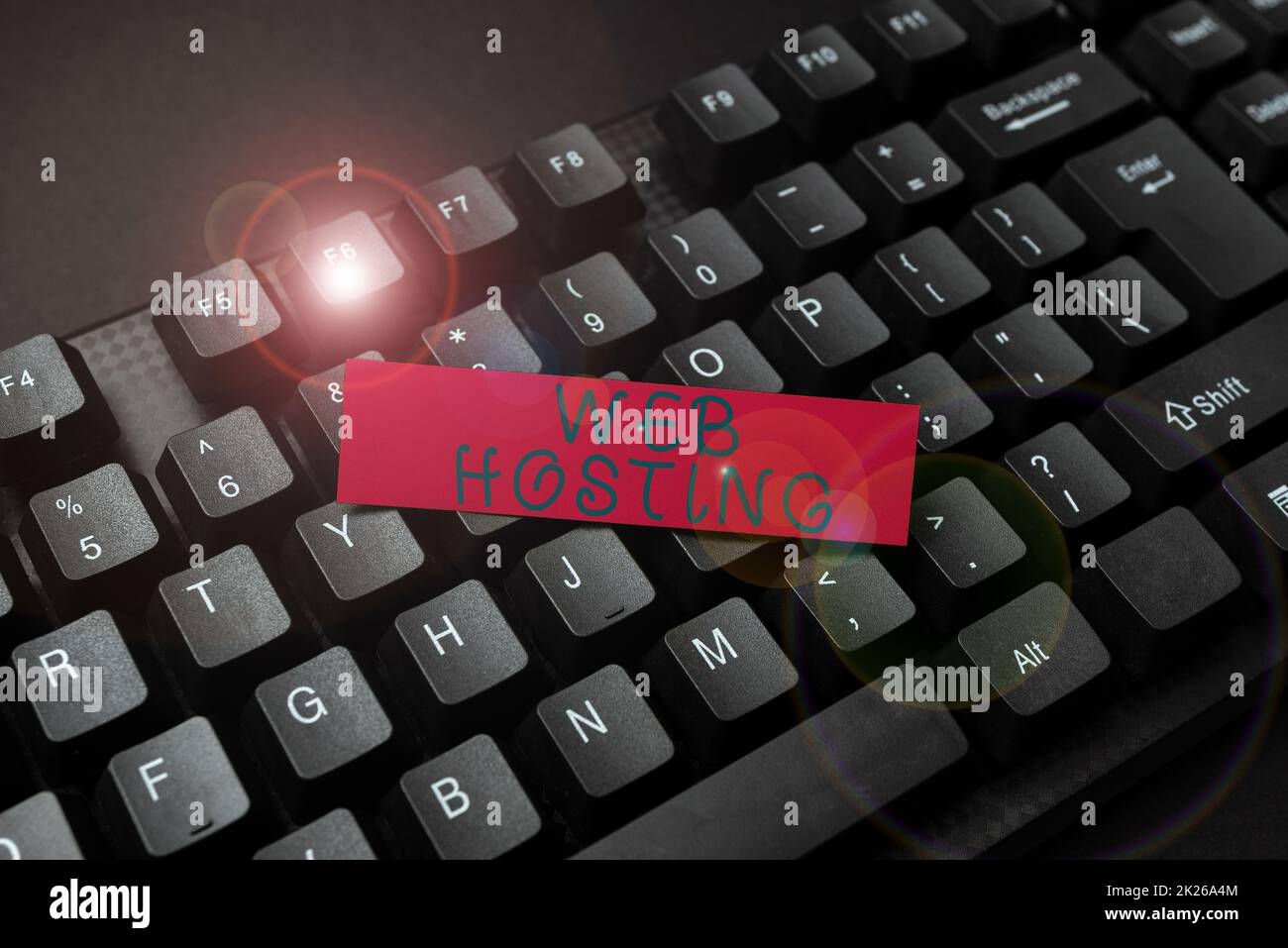 Textzeichen für Web-Hosting. Internet-Konzeptgeschäft Zugriff auf einen Server zum Speichern von Daten auf einer Website Abstrakter Online-Tippwettbewerb, Erstellen lustiger Online-Buchideen Stockfoto