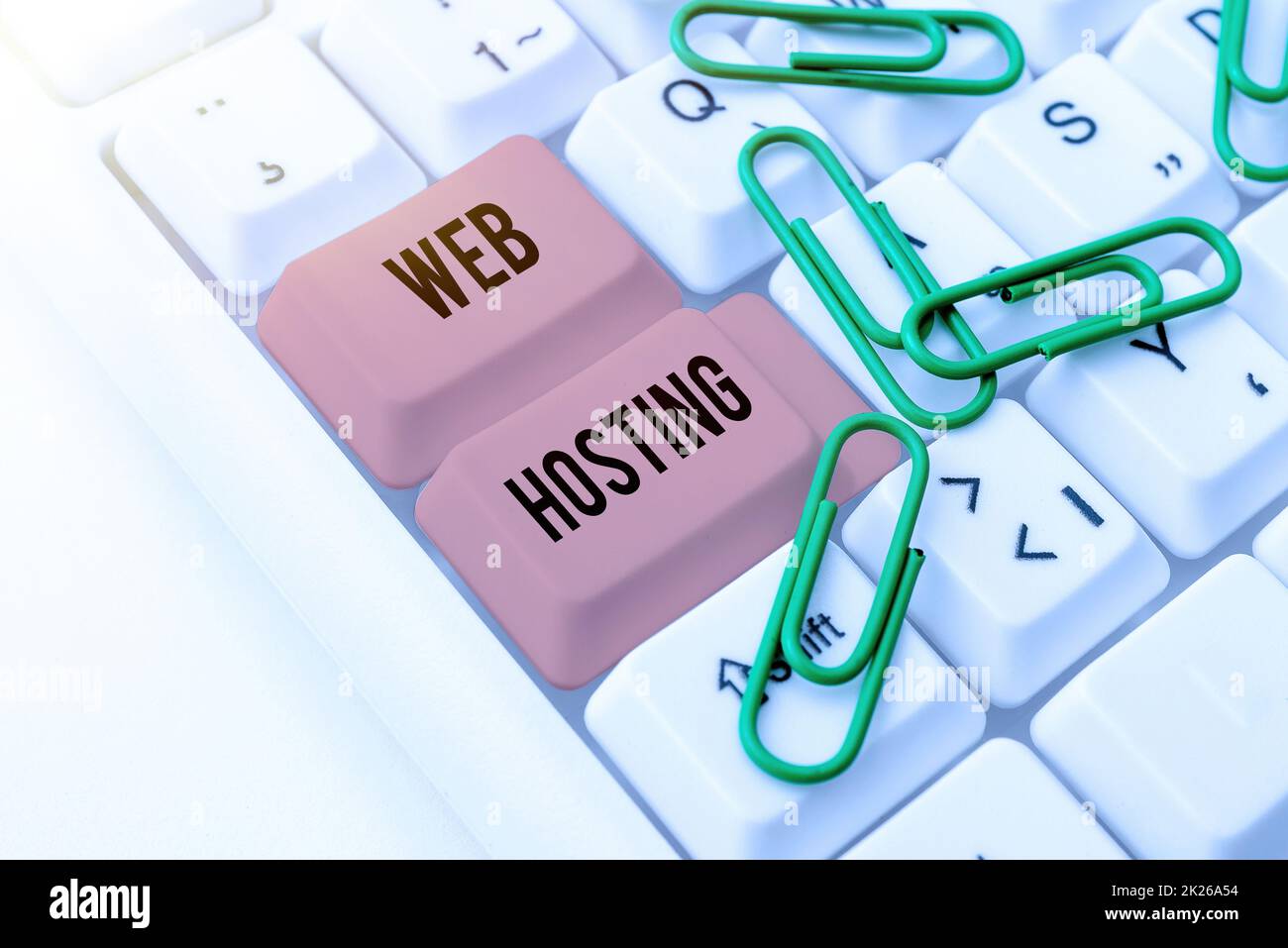 Textzeichen für Web-Hosting. Internet-Konzeptgeschäft, das den Zugriff auf einen Server ermöglicht, um Daten auf einer Website zu speichern, die alte Website aufrüstet und repariert, wodurch die Software-Codes verbessert werden Stockfoto