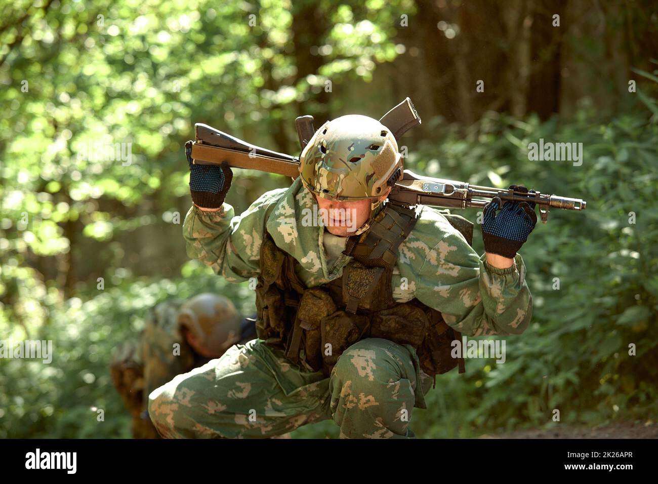 Volle militärische Erfahrung - eines Tages Kommando - läuft durch das Wasser mit automatischen Gewehr Replik Stockfoto