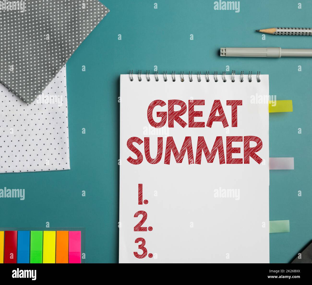 Textzeichen mit „Great Summer“. Konzept bedeutet Spaß, gute Sonne, zum Strand gehen, glitzerndes Schulbüro im Freien genießen, Lehrersammlungen, Schreibwerkzeuge Stockfoto