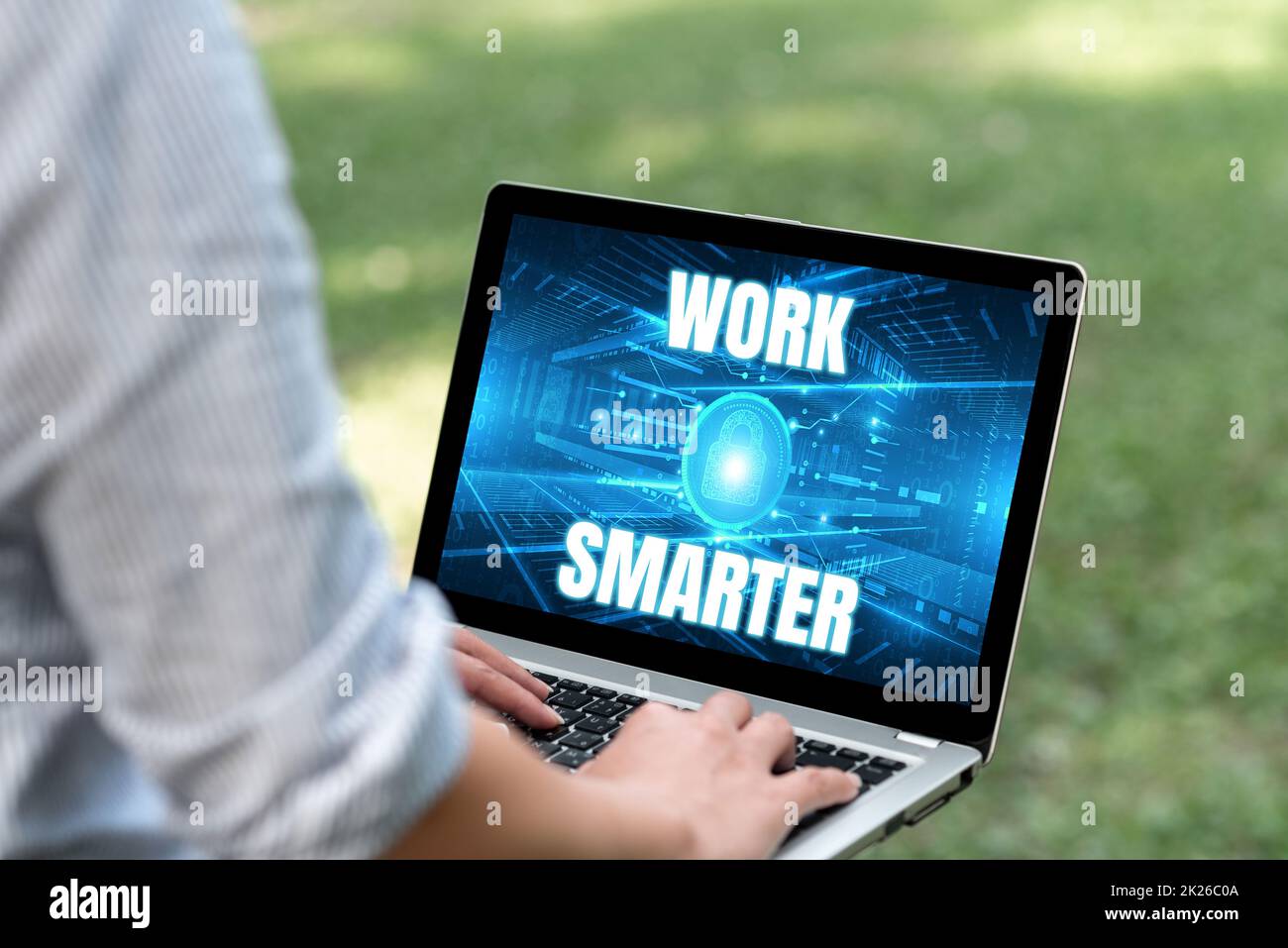 Schild mit der Aufschrift Work Smarter. Internet-Konzept Effizienz Seien Sie clever in Ihrer Arbeit entwickeln Sie erfolgreiche Strategien Frau, die auf dem Laptop im Park tippt allein, um Remote-Jobs zu erledigen. Stockfoto