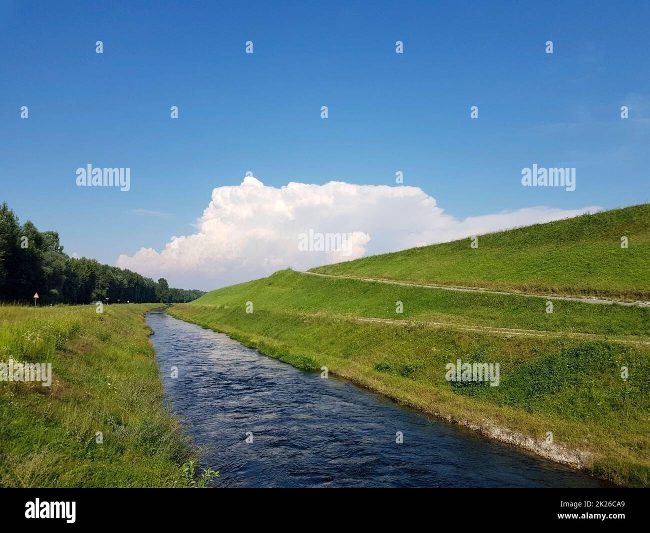 Kanal in der Nähe des Sammelsees des Wasserkraftwerks Donja Dubrava Stockfoto