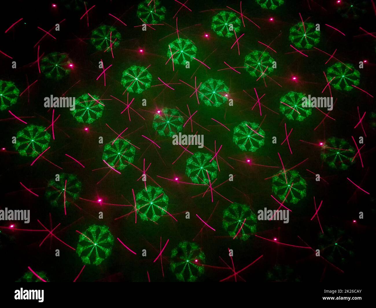 Wunderschöne Aufnahme von Laserlichtern mit Stern- und Feuerwerkskörpern an der Wand Stockfoto