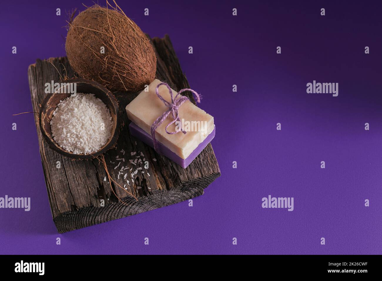 Bio Kokosöl und natürliche handgemachte Seife mit Kokosnuss und Coco Flocken Farbhintergrund Stockfoto