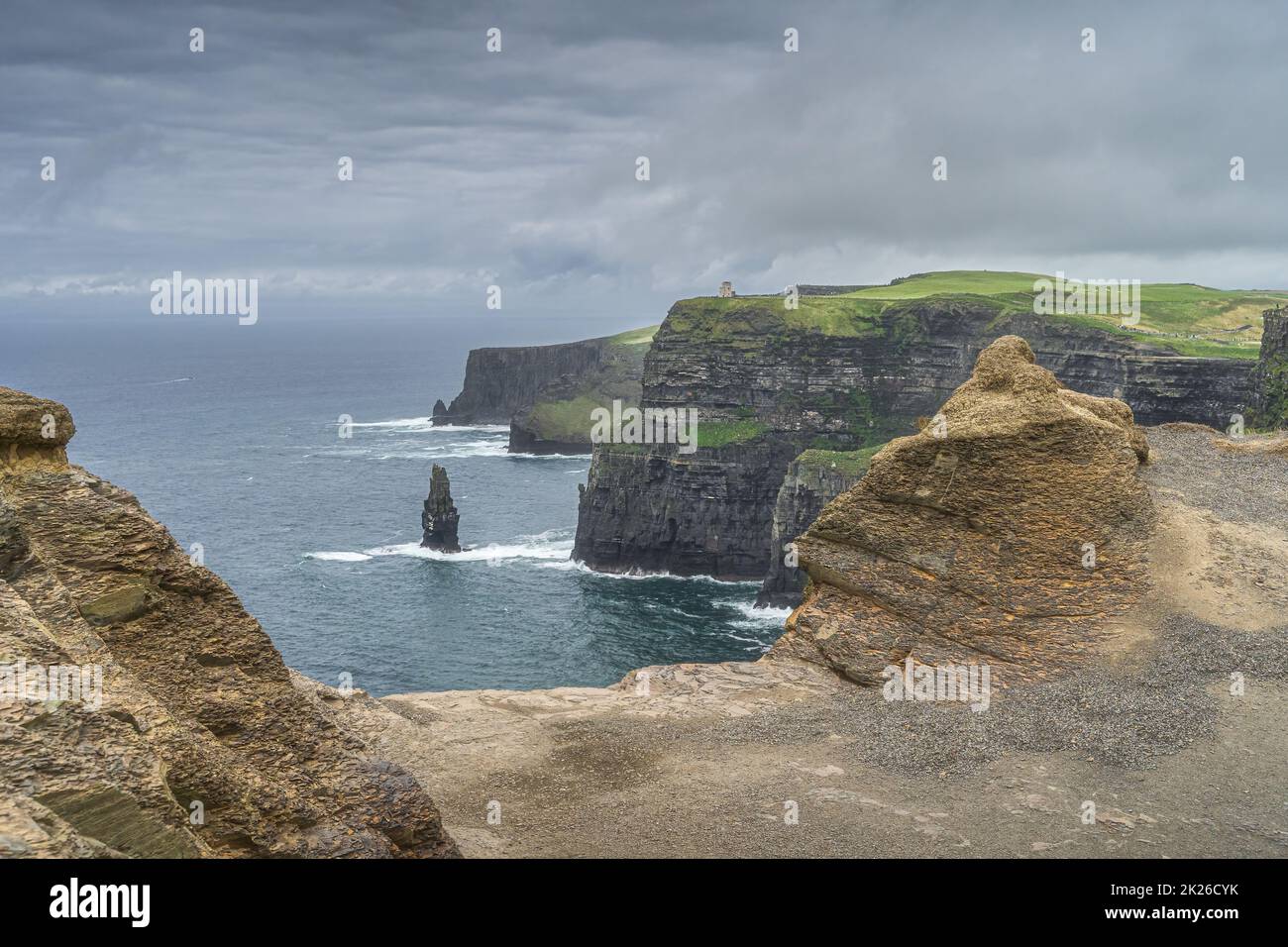 Seeschornstein und Felsformationen auf den berühmten Cliffs of Moher, Irland Stockfoto