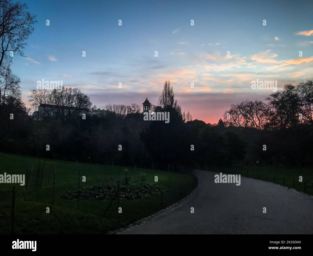 Park of the Buttes Chaumont bei Sonnenuntergang Stockfoto
