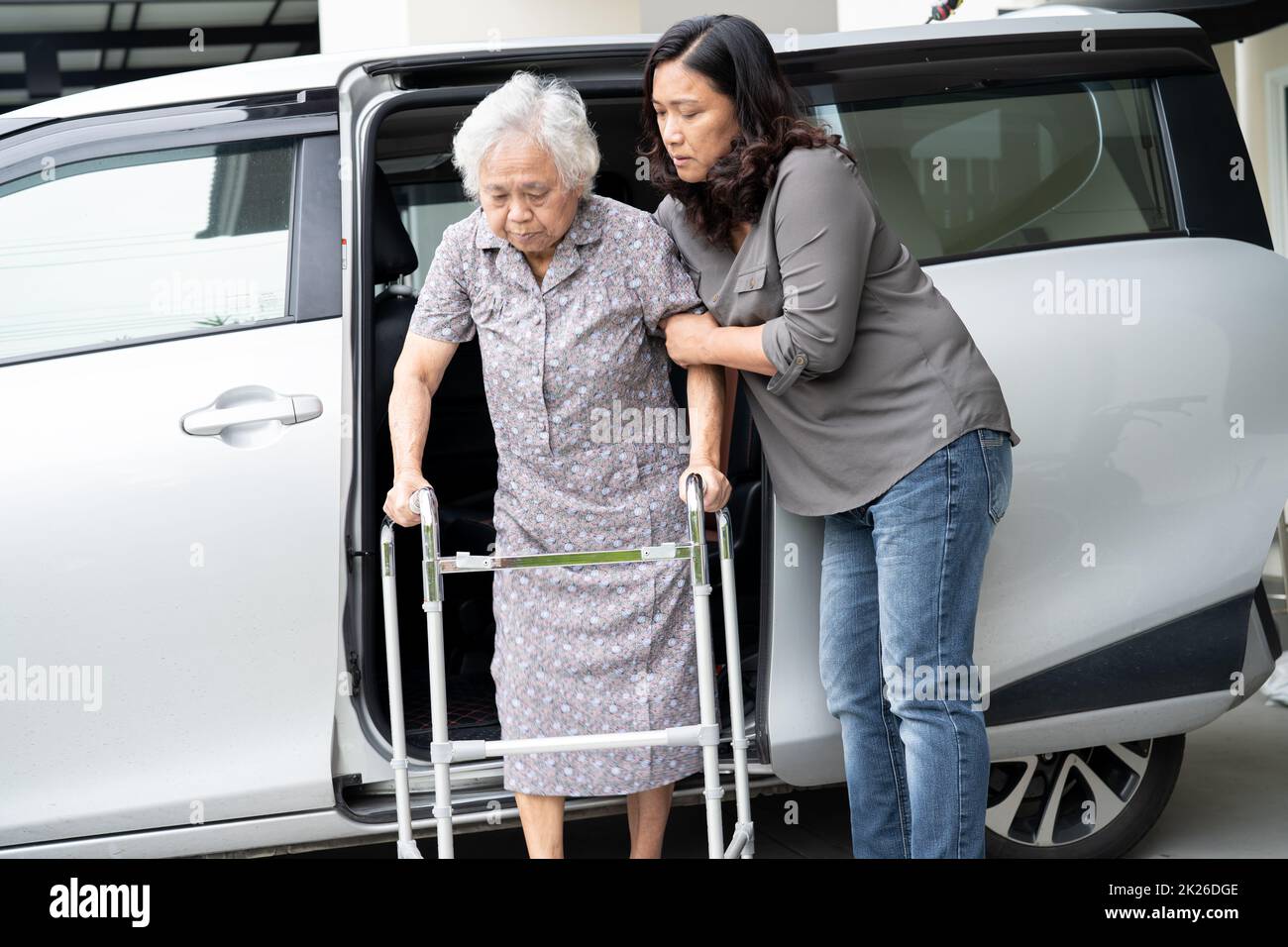 Pfleger Tochter helfen und unterstützen asiatische ältere oder ältere alte Dame Frau Patient bereiten sich aus ihrem Auto. Stockfoto