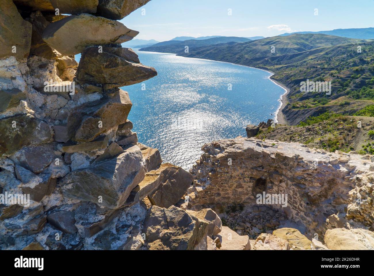 Ein Fragment der zerstörten Verteidigungsmauer der Festung an der Küste der Krim. Stockfoto