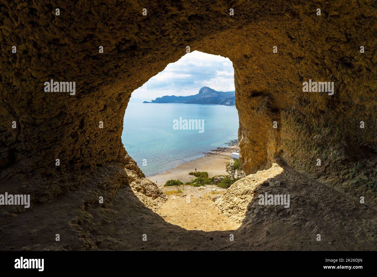 Blick auf das Meer von einer kleinen Höhle am Hang des Küstenbergs Äolische Harfe. Kap Alchak, Sudak, Krim. Stockfoto