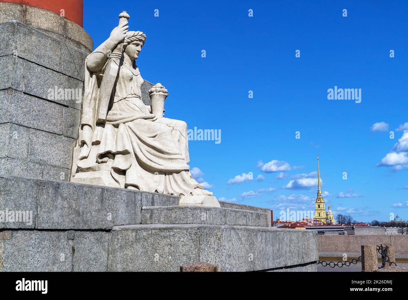 Skulptur auf der Rostral-Säule vor dem Hintergrund der Peter-und-Paul-Kathedrale. Stockfoto