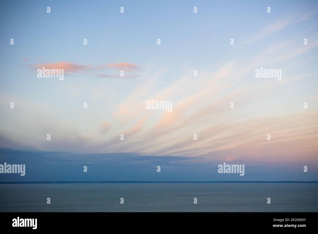 Ruhige Naturkulisse mit langen Wolken, die den blauen Himmel bedecken Stockfoto
