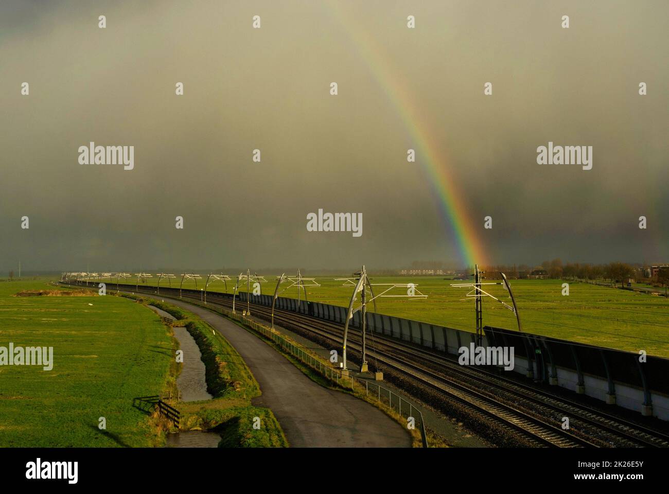 Regenbogen über einer leeren Eisenbahnstrecke bei Sliedrecht Stockfoto