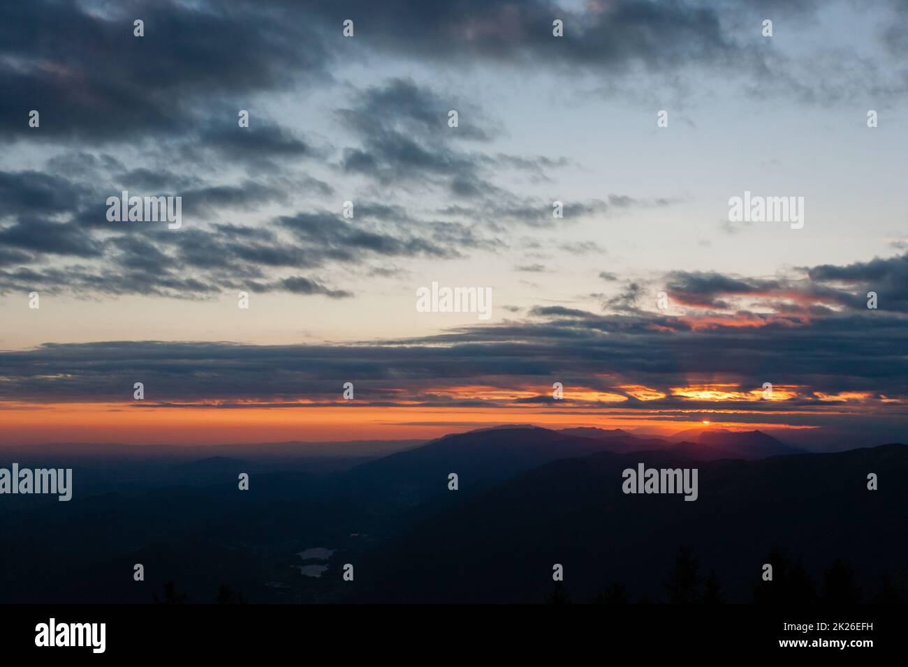 Sonnenuntergang vom Gipfel des Pizzoc Mount. Cansiglio Woodland, Italien Stockfoto