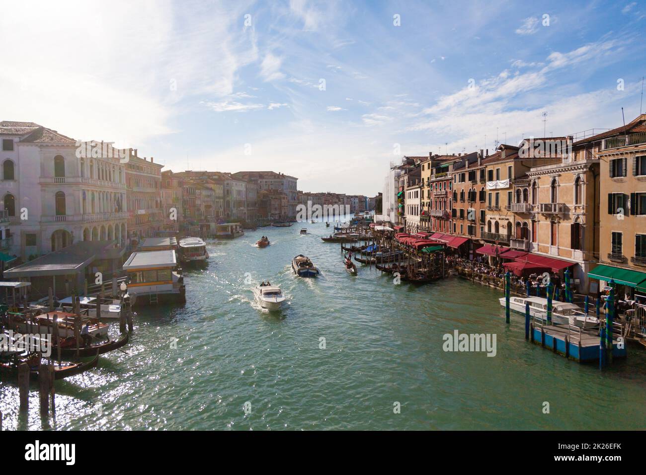 Blick auf den Canal Grande von der Rialtobrücke, Venedig. Stockfoto