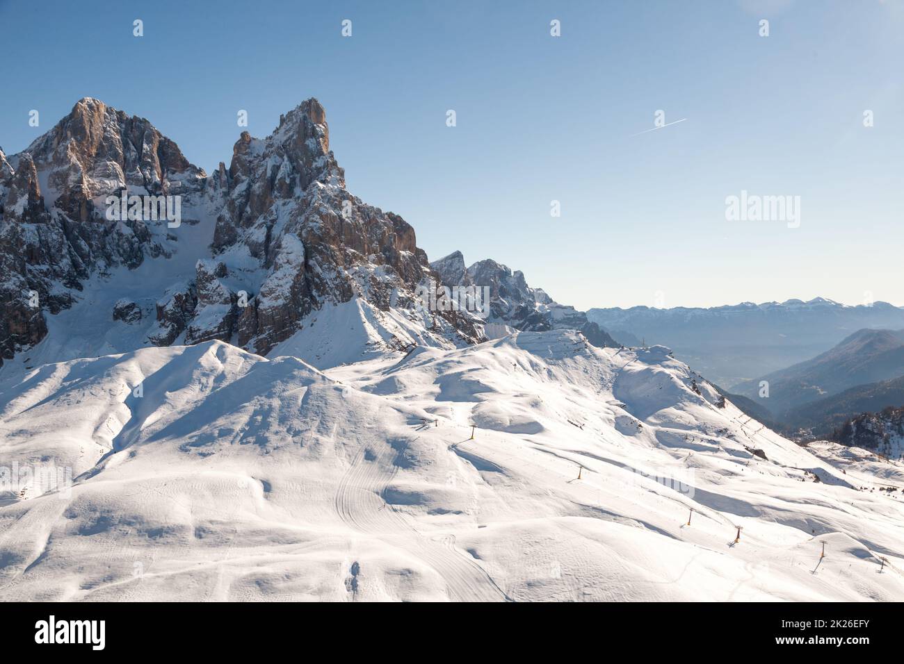 Rolle Pass Winterblick, San martino di Castrozza, Italien. CIMON della Pala mit Blick auf den Gipfel. Stockfoto