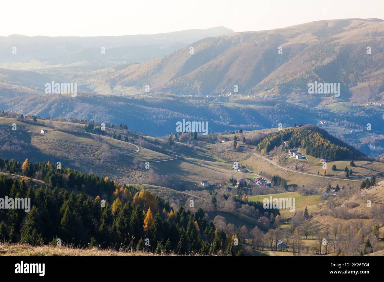 Herbstlandschaft des Mount Grappa. Blick auf die italienischen Alpen Stockfoto