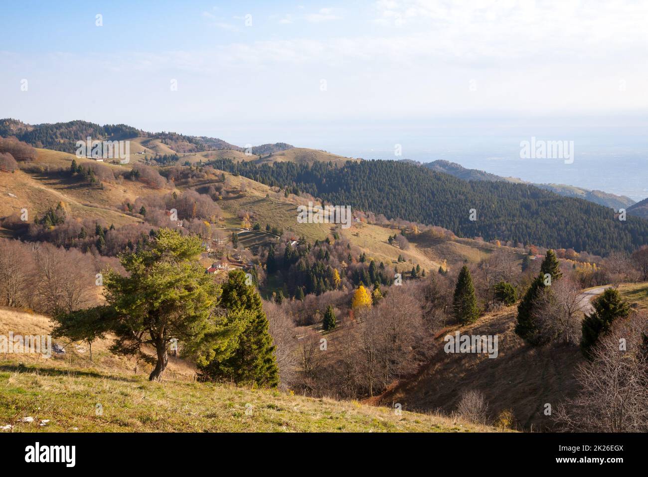 Herbstlandschaft des Mount Grappa. Blick auf die italienischen Alpen Stockfoto