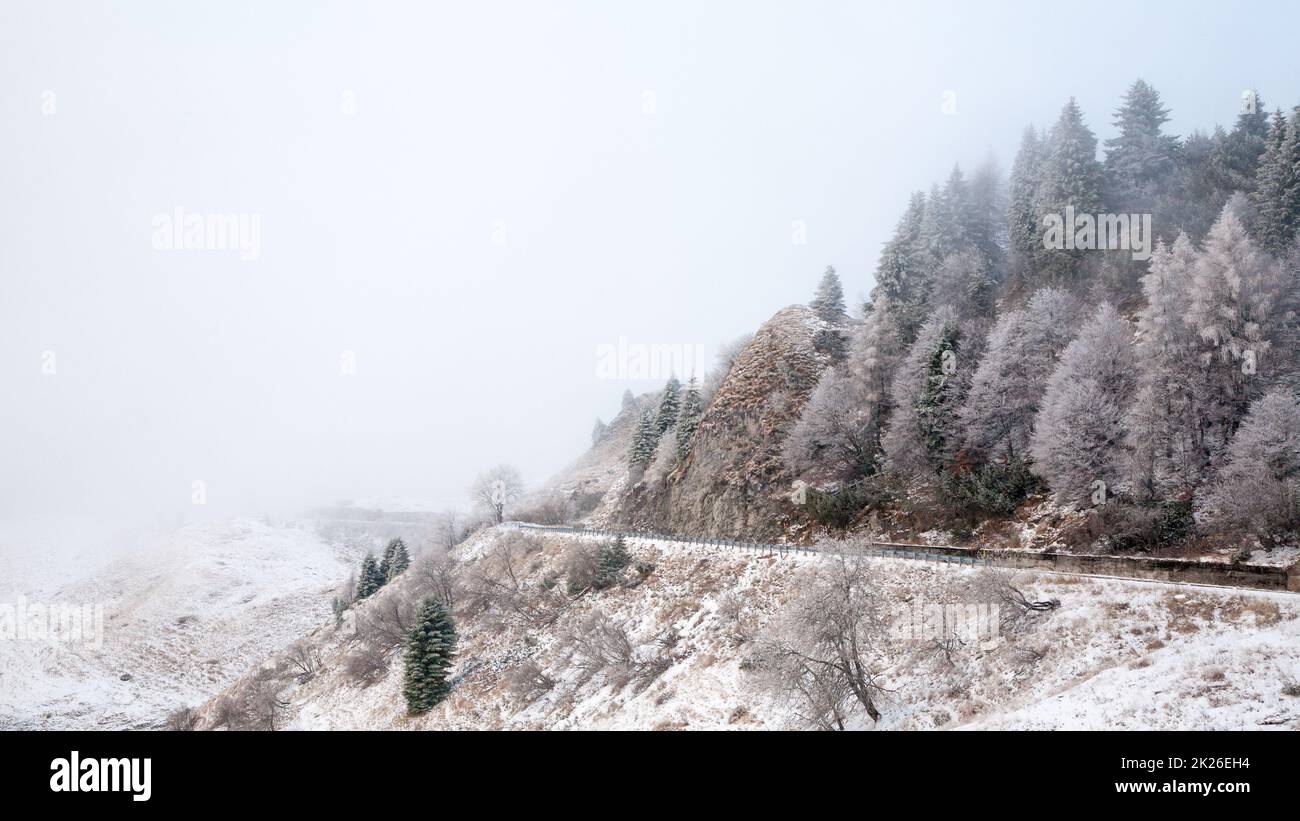 Die Winterlandschaft des Mount Grappa. Blick auf die italienischen Alpen Stockfoto