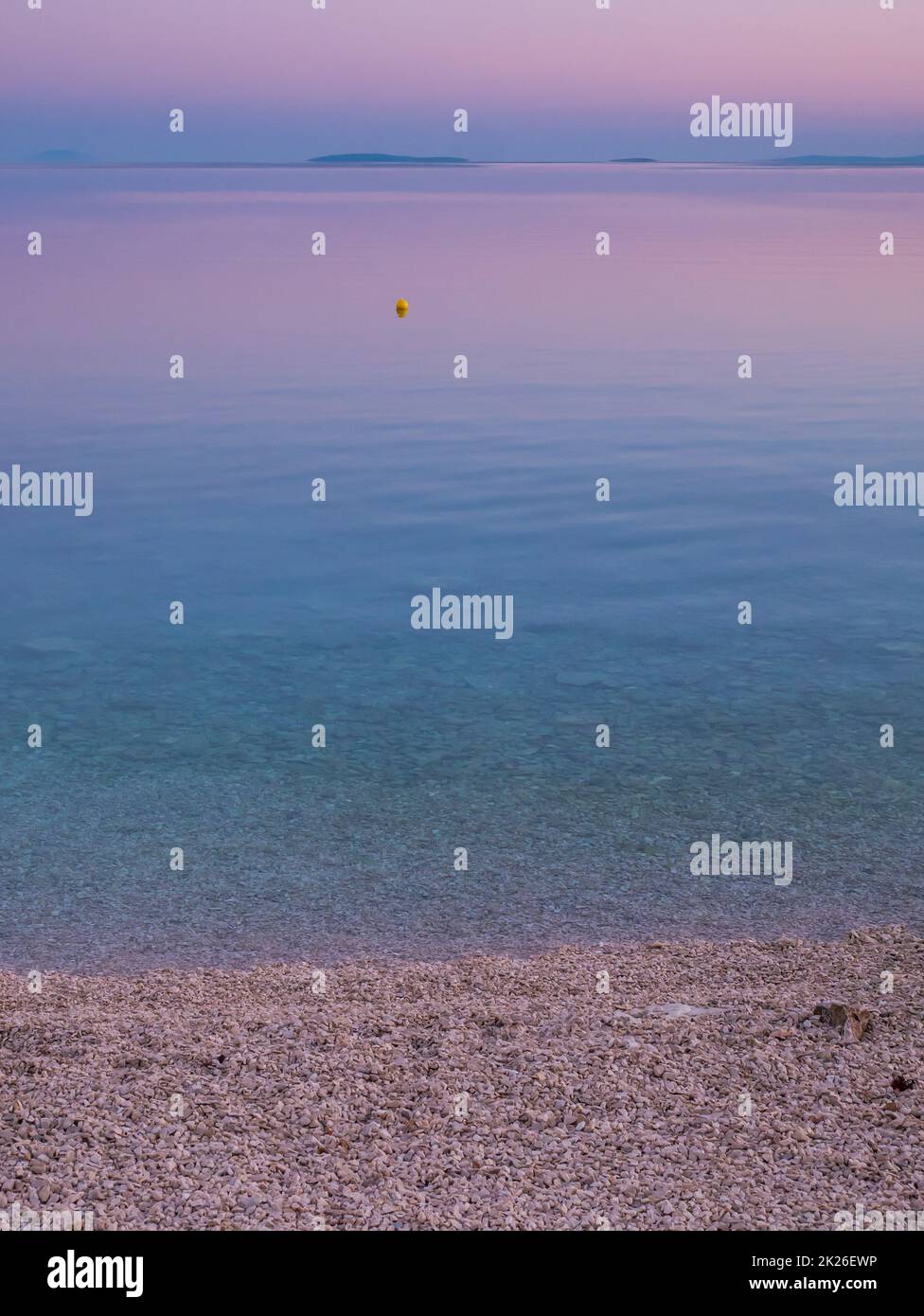 Strand- und Meerblick auf der Insel Vir, Kroatien früh am Morgen Stockfoto