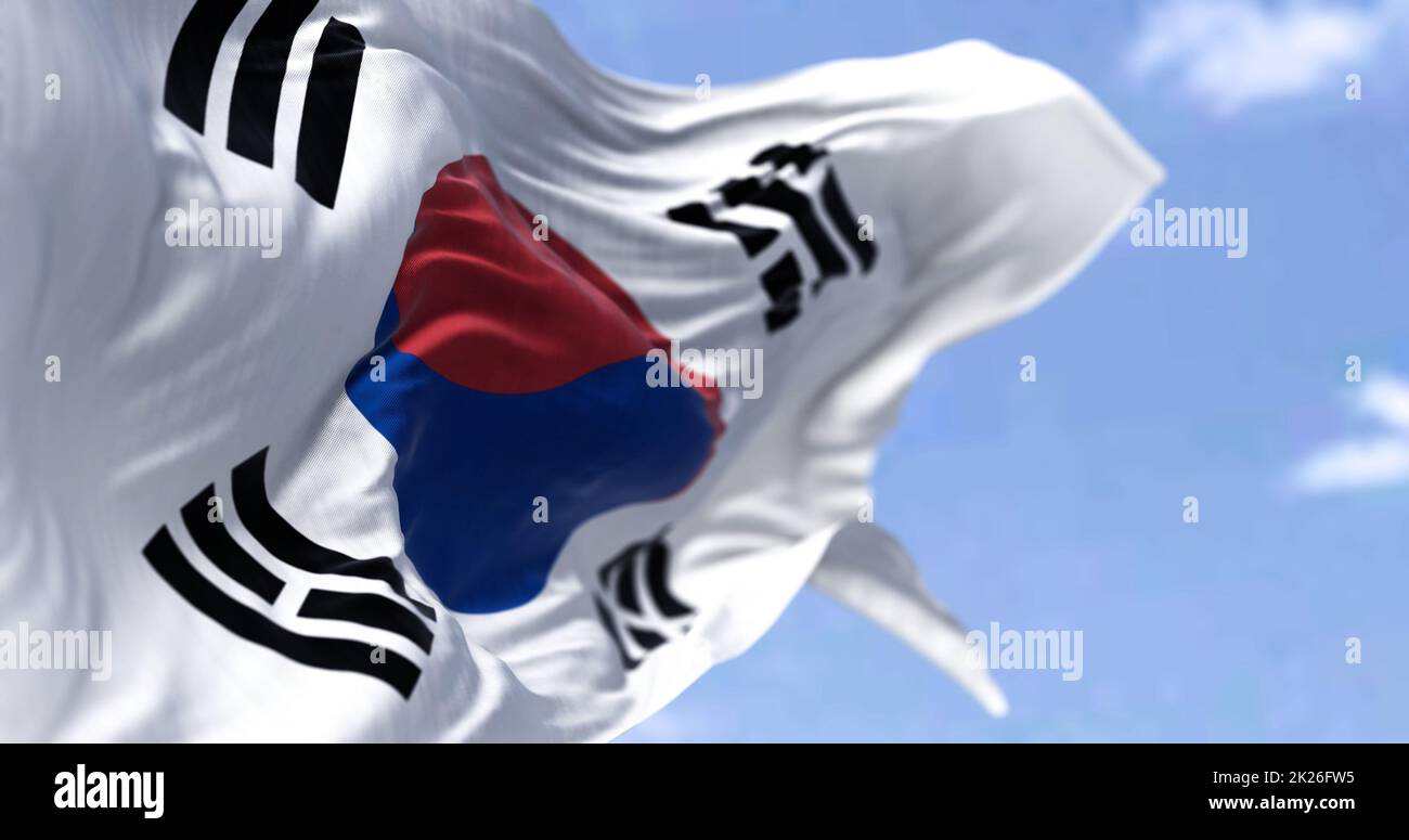 Detaillierte Nahaufnahme der Nationalflagge Südkoreas, die an einem klaren Tag im Wind winkt Stockfoto
