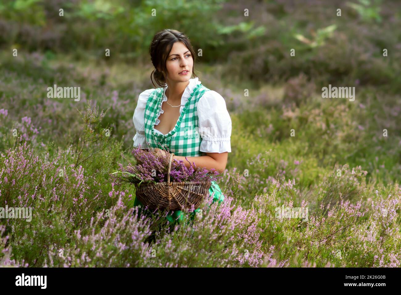 Natürliches Mädchen mit Dirndl in der Natur Stockfoto