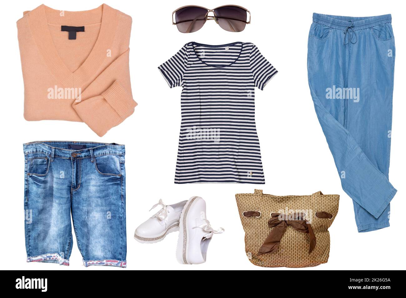 Collage-Frauenkleidung. Set aus stylischen und sportlichen, trendigen Jogginghosen, kurzen Jeans, einer Bluse oder einem Hemd, Pullover, Schuhen, einer Tasche und Accessoires, isoliert auf weißem Hintergrund. Aktuelle Modetrends. Stockfoto