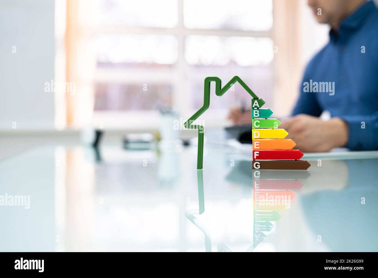Energy Efficient House Audit Mit Calculator Stockfoto