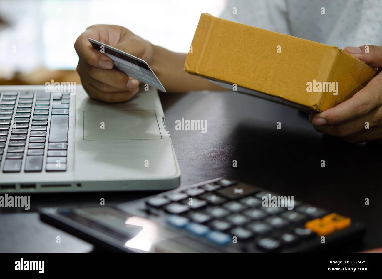 Online mit Kreditkarte einkaufen. Packen Sie Produkte, um Pakete an die Post zu senden. internet Marketing Business Technology Konzept Stockfoto